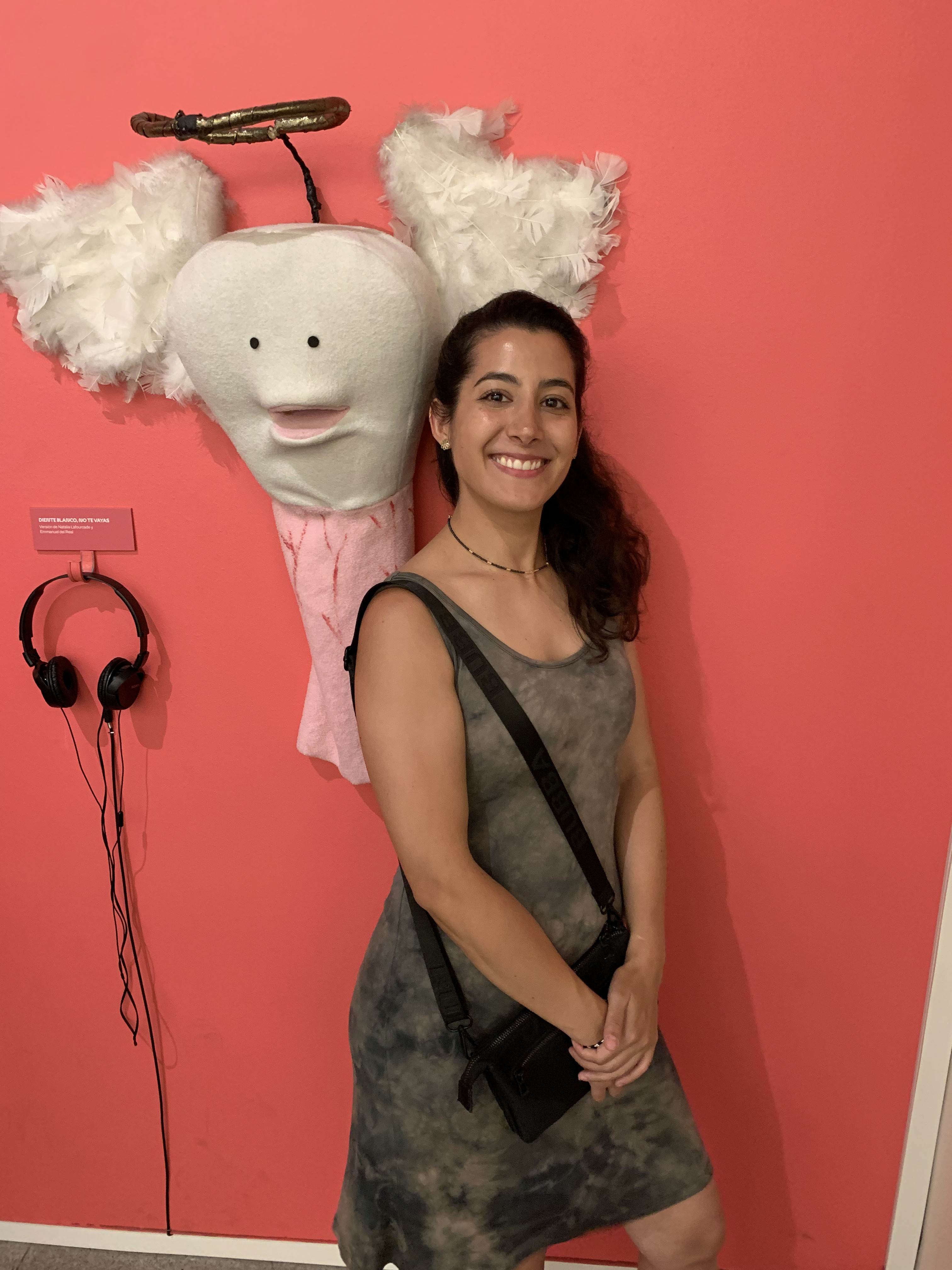 Imagen de Javiera Abarca Saffie con títere Diente Blanco de 31 Minutos
